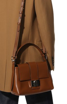 Женская сумка furla charlie small FURLA коричневого цвета, арт. WB00550/AX0733 | Фото 2 (Сумки-технические: Сумки top-handle; Материал: Натуральная кожа; Ремень/цепочка: На ремешке; Размер: small)