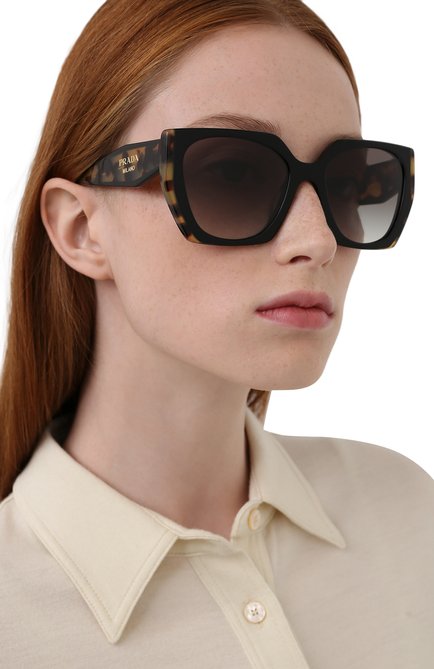 Женские солнцезащитные очки PRADA черного цвета, арт. 15WS-3890A7 | Фото 2 (Тип очков: С/з; Региональные ограничения белый список (Axapta Mercury): RU; Очки форма: Бабочка, Прямоугольные; Оптика Гендер: оптика-женское)