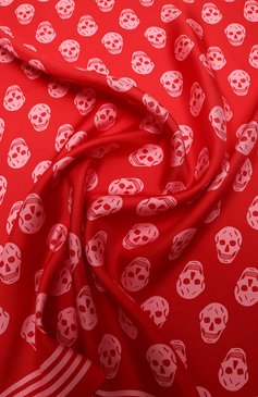 Женский шелковый платок ALEXANDER MCQUEEN красного цвета, арт. 590929/3001Q6272 | Фото 4 (Материал: Текстиль, Шелк; Материал сплава: Проставлено; Нос: Не проставлено)
