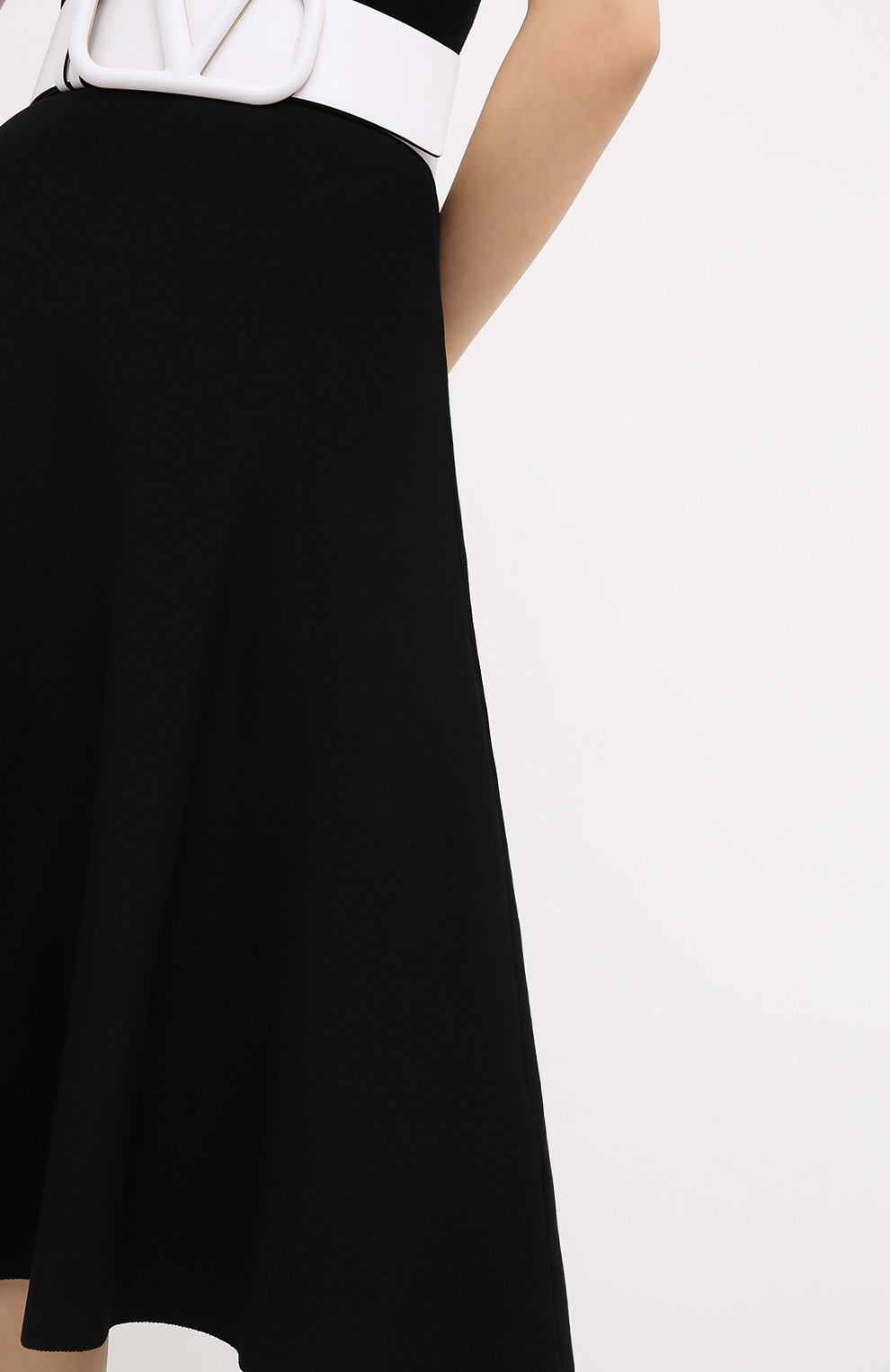 Женская юбка из вискозы VALENTINO черного цвета, арт. UB3KG01N5MN | Фото 3 (Женское Кросс-КТ: Юбка-одежда; Материал сплава: Проставлено; Длина Ж (юбки, платья, шорты): Миди; Материал внешний: Вискоза; Драгоценные камни: Проставлено)
