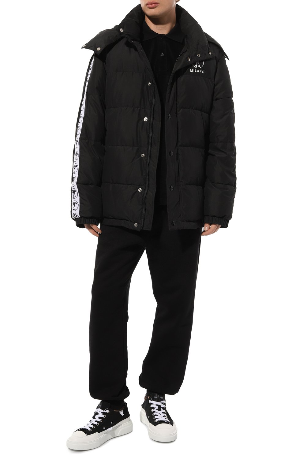 Мужская утепленная куртка MOSCHINO черного цвета, арт. A0634/7017 | Фото 2 (Кросс-КТ: Куртка; Рукава: Длинные; Длина (верхняя одежда): До середины бедра; Материал внешний: Синтетический материал; Мужское Кросс-КТ: утепленные куртки; Материал сплава: Проставлено; Материал подклада: Синтетический материал; Драгоценные  камни: Проставлено; Стили: Кэжуэл)