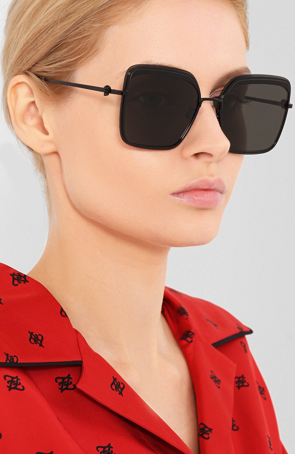 Женские солнцезащитные очки ALEXANDER MCQUEEN черного цвета, арт. AM0222SK-001 | Ф ото 2 (Тип очков: С/з; Очки форма: Квадратные; Оптика Гендер: оптика-женское)