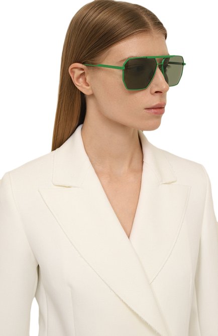 Женские солнцезащитные очки BOTTEGA VENETA зеленого цвета, арт. BV1012 006 | Фото 2 (Тип очков: С/з; Оптика Гендер: оптика-женское; Очки форма: Авиаторы)
