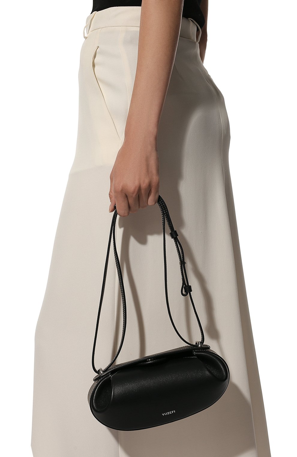 Женская сумка dinner roll YUZEFI черного цвета, арт. YUZC02-HB-DR-00 | Фото 2 (Сумки-технические: Сумки через плечо; Материал: Натуральная кожа; Ремень/цепочка: На ремешке; Размер: small)