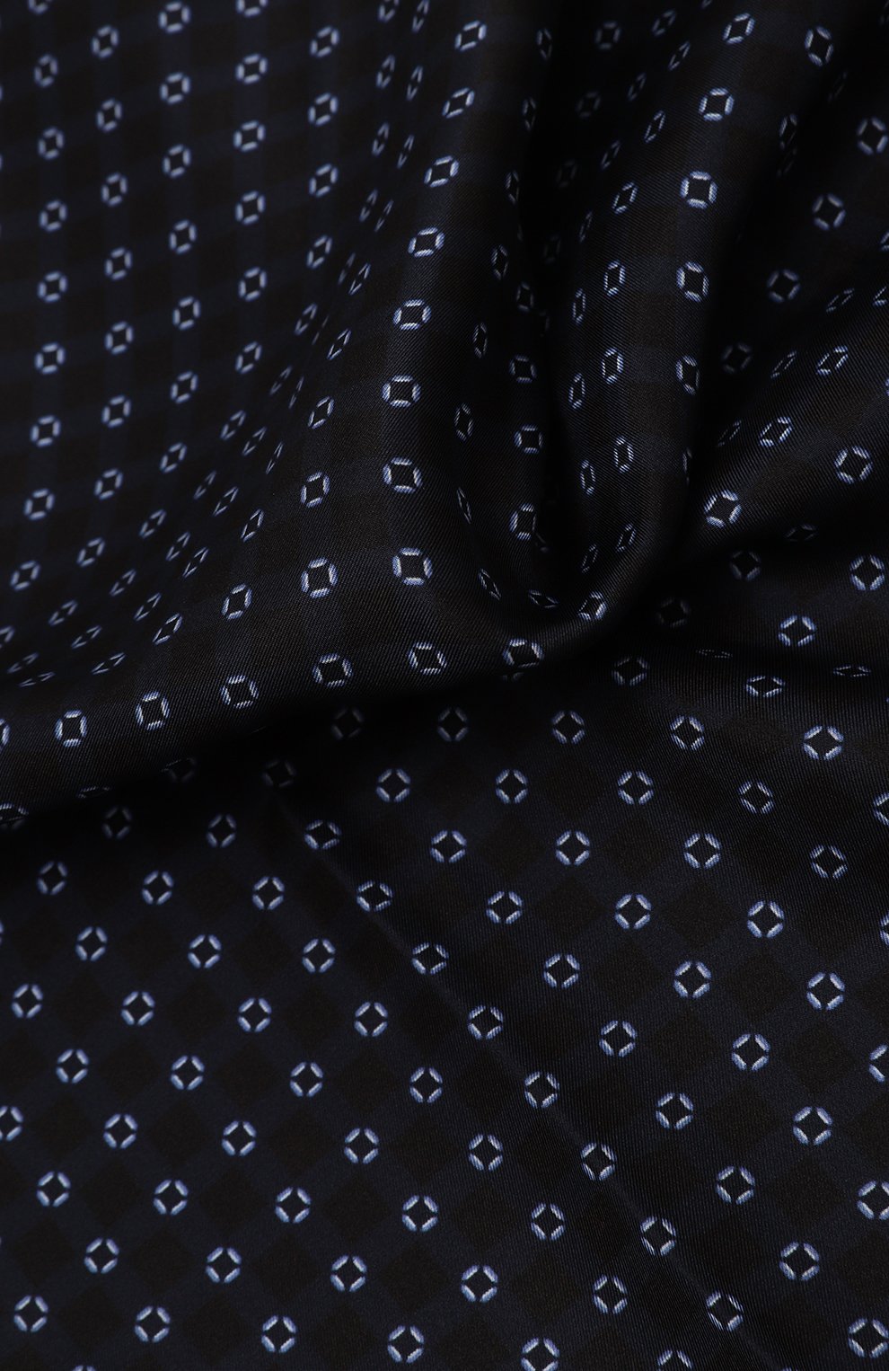 Мужской шелковый платок BOSS темно-синего цвета, арт. 50499598 | Фото 2 (Материал: Текстиль, Шелк; Материал сплава: Проставлено; Нос: Не проставлено)