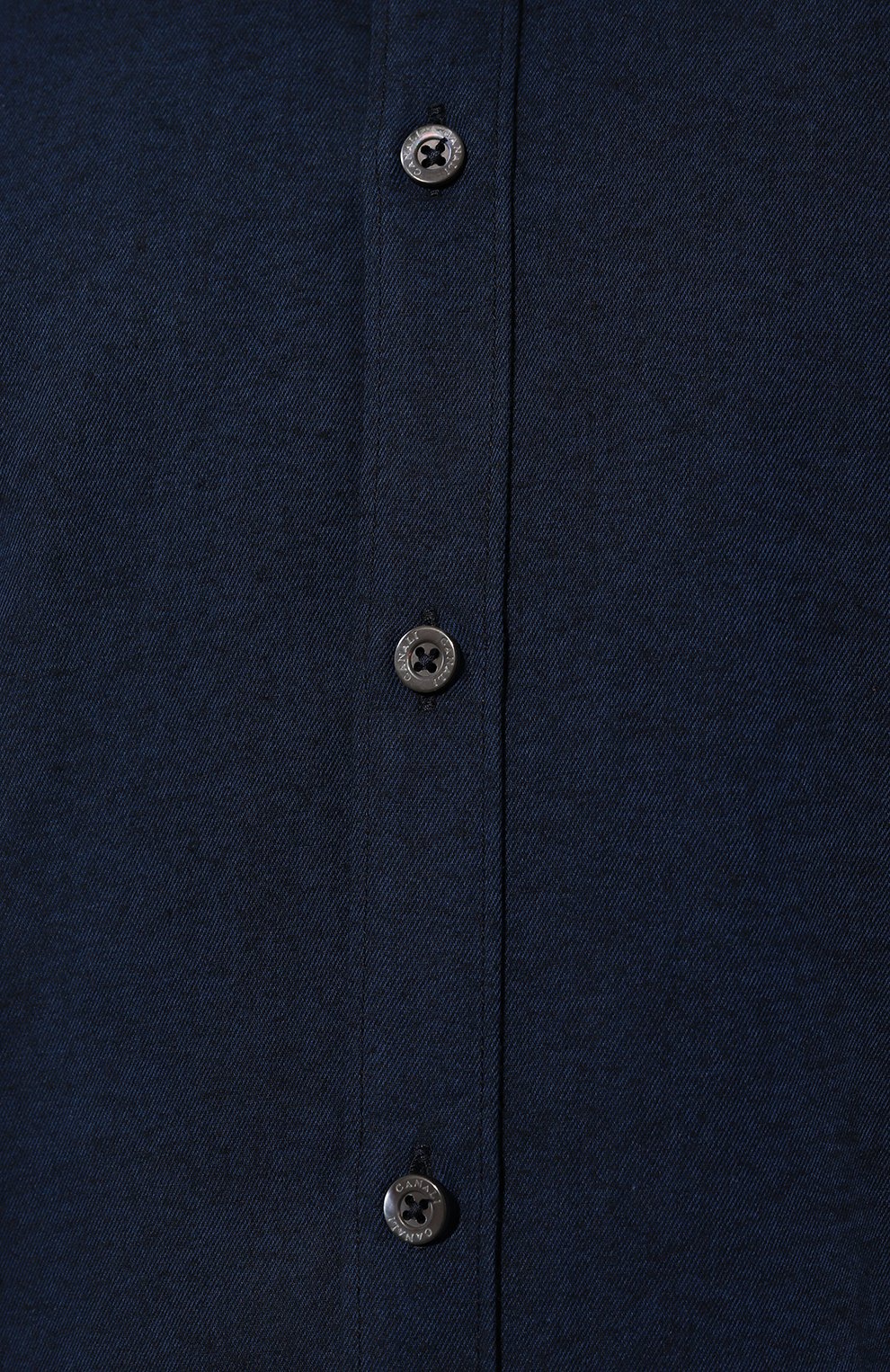 Мужская хлопковая рубашка CANALI темно-синего цвета, арт. L7B1/GL03067 | Фото 5 (Манжеты: На пуговицах; Рукава: Длинные; Рубашки М: Regular Fit; Воротник: Акула; Случай: Повседневный; Длин а (для топов): Стандартные; Материал сплава: Проставлено; Материал внешний: Хлопок; Принт: Однотонные; Драгоценные камни: Проставлено; Стили: Кэжуэл)