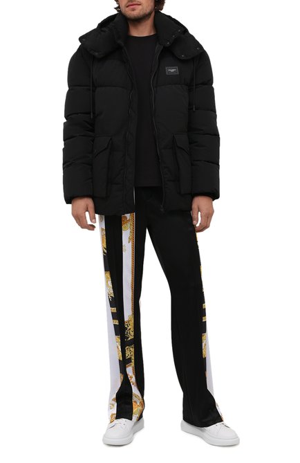 Мужские брюки VERSACE черного цвета, арт. 1001426/1A00679 | Фото 2 (Длина (брюки, джинсы): Стандартные; Материал внешний: Синтетический материал, Хлопок; Случай: Повседневный; Стили: Спорт-шик)