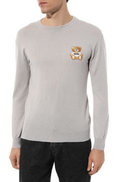 Мужской шерстяной джемпер MOSCHINO светло-серого цвета, арт. V0902/7000 | Фото 3 (Мужское Кросс-КТ: Джемперы; Материал внешний: Шерсть; Рукава: Длинные; Длина (для топов): Стандартные; Принт: С принтом; Материал сплава: Проставлено; Драгоценные камни: Проставлено; Вырез: Круглый; Стили: Кэжуэл)