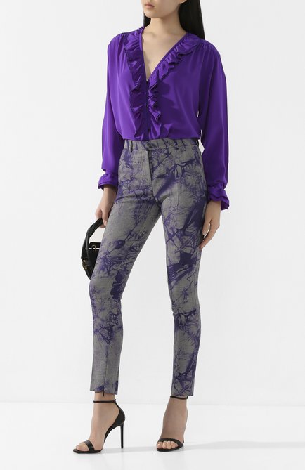 Женские шерстяные брюки VERSACE фиолетового цвета, арт. A86124/A234688 | Фото 2 (Материал внешний: Шерсть; Длина (брюки, джинсы): Стандартные; Женское Кросс-КТ: Брюки-одежда; Силуэт Ж (брюки и джинсы): Прямые)