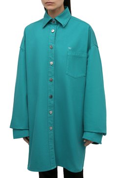 Женская джинсовая рубашка RAF SIMONS бирюзового цвета, арт. 212-W243-10032 | Фото 3 (Рукава: Длинные; Кросс-КТ: Деним; Принт: Без принта; Женское Кросс-КТ: Рубашка-одежда; Стили: Гранж; Длина (для топов): Удлиненные; Материал внешний: Хлопок, Деним)