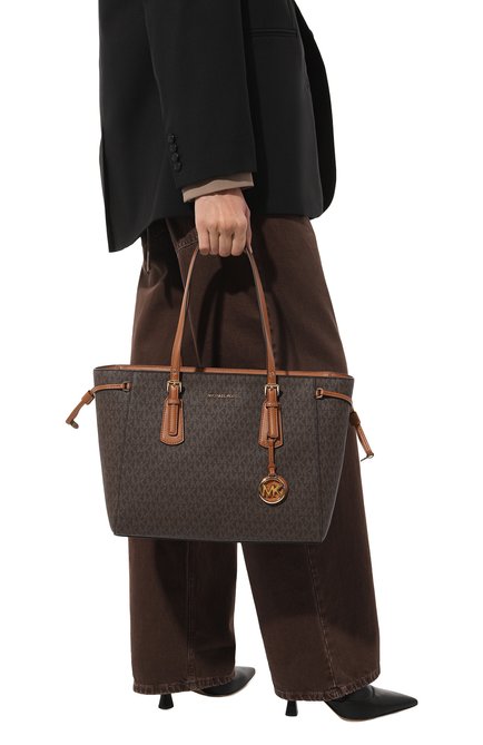 Женский сумка-тоут voyager medium MICHAEL MICHAEL KORS коричневого цвета, арт. 30F8GV6T2B | Фото 2 (Сумки-технические: Сумки-шопперы; Материал: Экокожа, Т�екстиль; Размер: medium)
