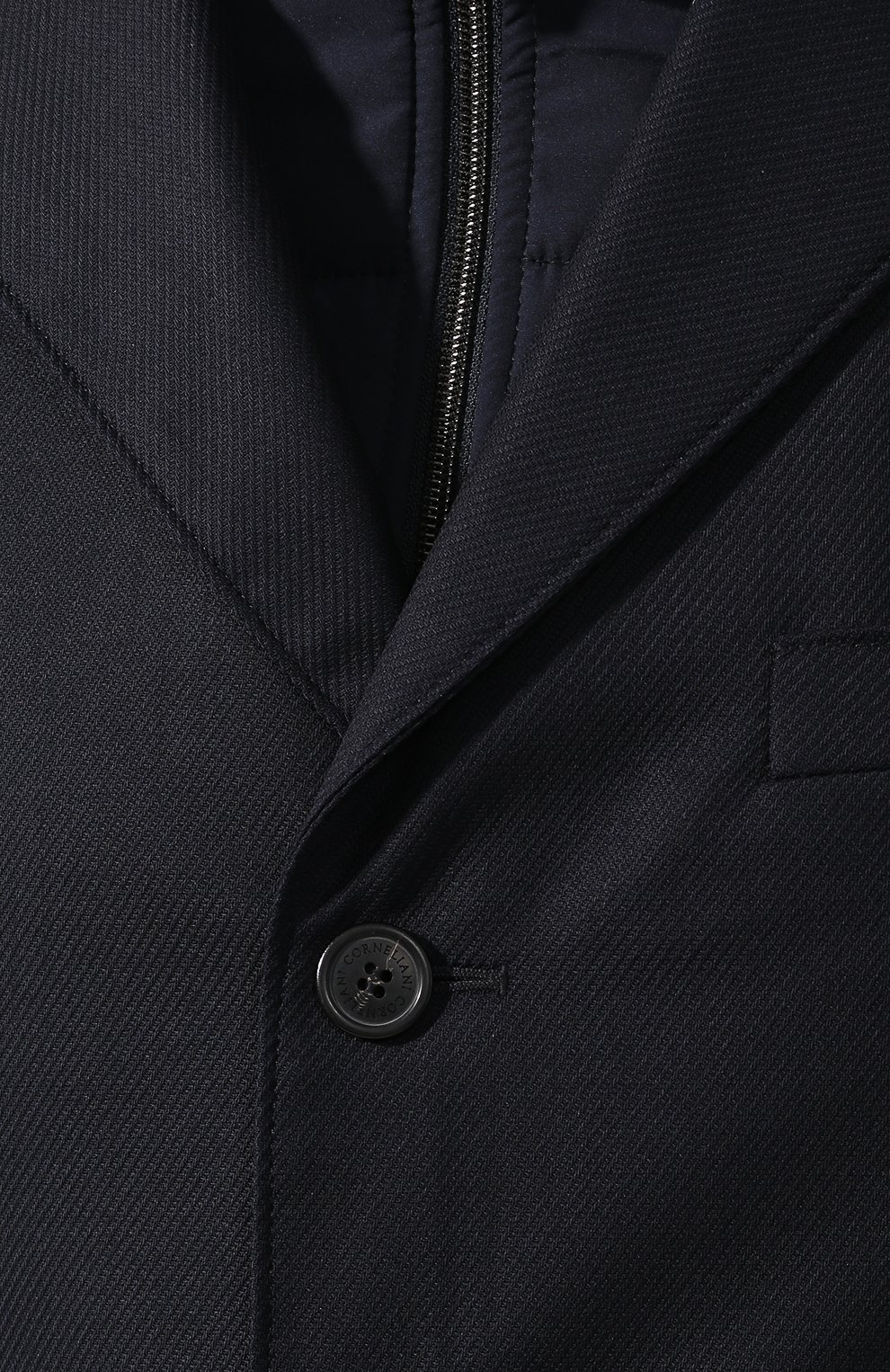 Мужской шерстяное пальто CORNELIANI темно-синего цвета, арт. 841584-9813028/00 | Фото 5 (Материал внешний: Шерсть; Рукава: Длинные; Длина (верхняя одежда): До середины бедра; Материал сплава: Проставлено, Проверено; Материал подклада: Синтетический материал; Мужское Кросс-КТ: Верхняя одежда, пальто-верхняя одежда; Статус проверки: Проверено, Проверена категория; Драгоценные камни: Проставлено; Стили: Кэжуэл)