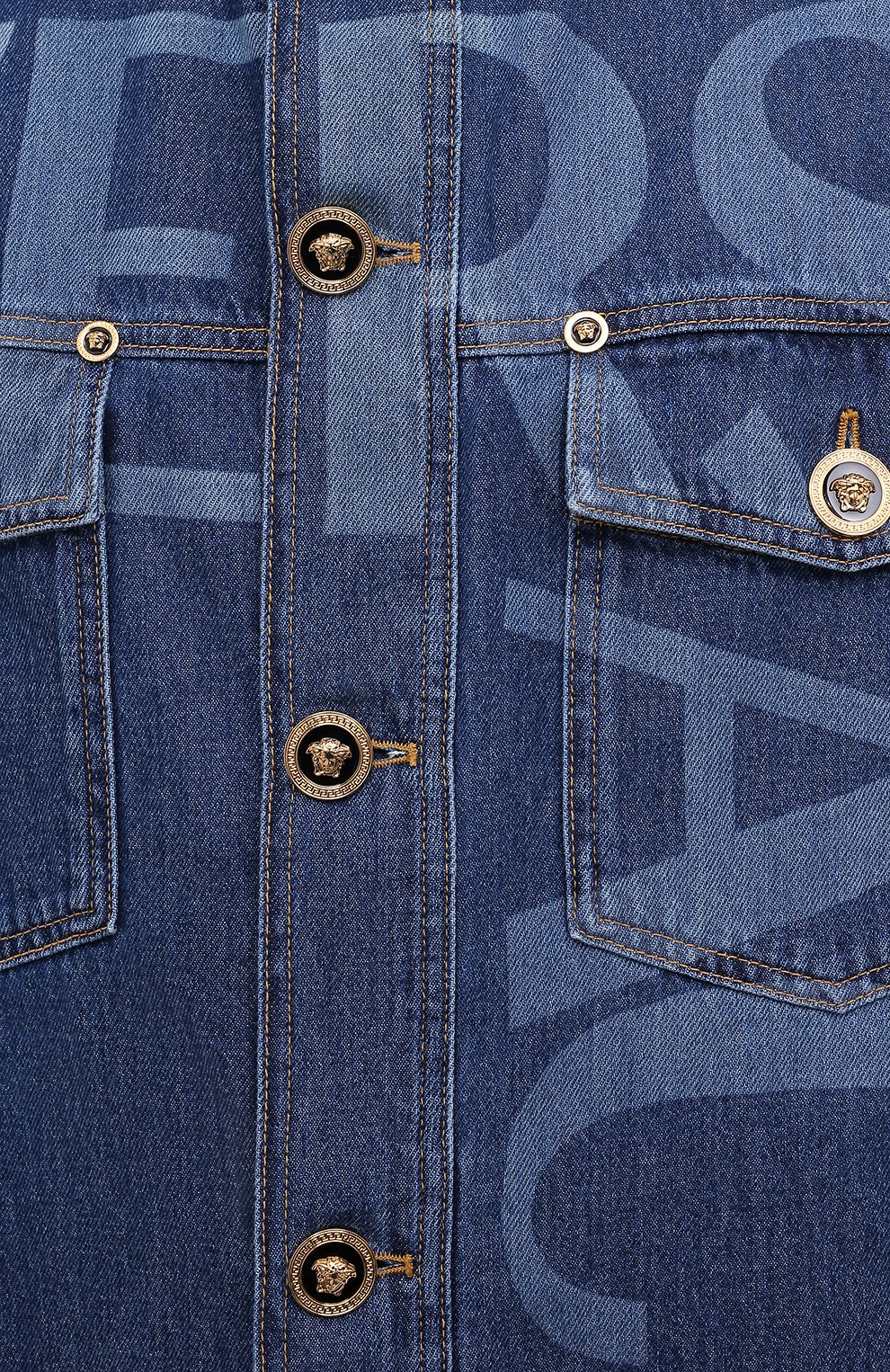 Мужская джинсовая куртка VERSACE синего цвета, арт. A89315/1A00592 | Фото 5 (Кросс-КТ: Куртка, Деним; Рукава: Длинные; Длина (верхняя одежда): До середины бедра; Материал внешний: Хлопок, Деним; Стили: Кэжуэл)