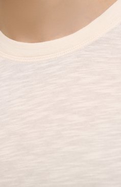 Женская хлопковая футболка AMI светло-бежевого цвета, арт. E21FJ120.712 | Фото 5 (Принт: Без принта; Рукава: Короткие; Длина (для топов): Стандартные; Региональные ограничения белый список (Axapta Mercury): RU; Материал внешний: Хлопок, Вискоза; Женское Кросс-КТ: Футболка-одежда; Стили: Кэжуэл)