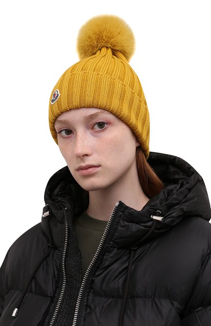 Женская шерстяная шапка MONCLER желтого цвета, арт. G2-093-3B702-01-A9327 | Фото 2 (Материал: Шерсть, Текстиль)
