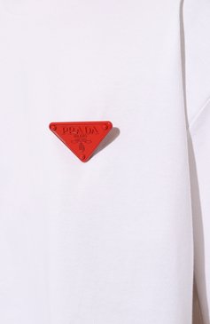 Женская хлопковая футболка PRADA белого цвета, арт. 3558A-10UP-F0009-211 | Фото 5 (Принт: Без принта; Рукава: Короткие; Длина (для топов): Стандартные; Материал сплава: Проставлено; Материал внешний: Хлопок; Стили: Спорт-шик; Женское Кросс-КТ: Футболка-одежда; Драгоценные камни: Проставлено)