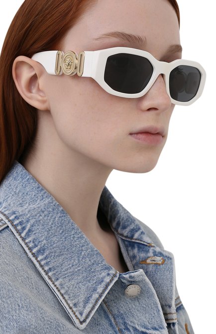 Женские солнцезащитные очки VERSACE белого цвета, арт. 4361-401/87 | Фото 2 (Тип очков: С/з; Региональные ограничен ия белый список (Axapta Mercury): RU; Очки форма: Овальные, Прямоугольные; Оптика Гендер: оптика-женское)