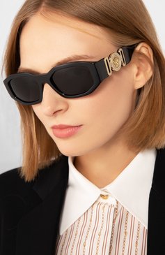 Женские солнцезащитные очки VERSACE черного цвета, арт. 4361-GB1/87 | Фото 2 (Кросс-КТ: С/з-унисекс; Региональные ограничения белый список (Axapta Mercury): RU; Тип очков: С/з; Оптика Гендер: оптика-унисекс; Очки форма: Прямоугольные)