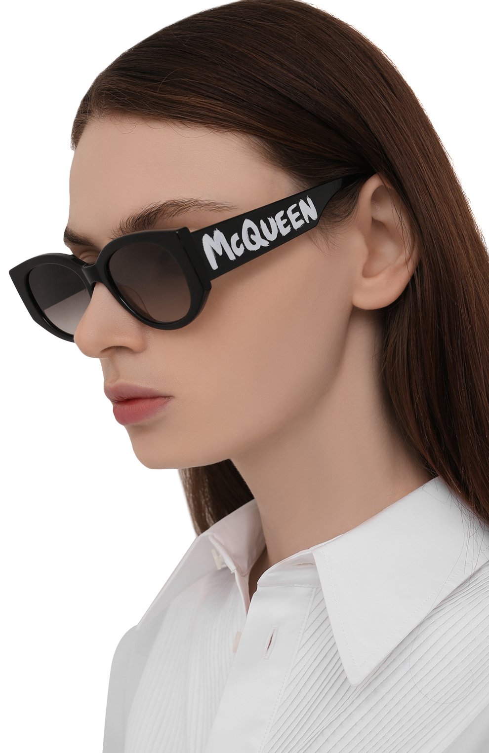 Женские солнцезащитные очки ALEXANDER MCQUEEN черного цвета, арт. 669320/J0740 | Фото 2 (Материал: Пластик; Тип очков: С/з; Оптика Гендер: оптика-женское; Очки форма: Овальные)