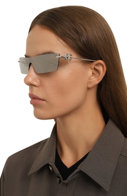 Женские солнцезащитные очки DOLCE & GABBANA серебряного цвета, арт. 2292-05/6G | Фото 2 (Нос: Не проставлено; Региональные ограничения белый список (Axapta Mercury): Не проставлено; Тип очков: С/з; Материал: Металл; Оптика Гендер: оптика-женское; Очки форма: Прямоугольные)