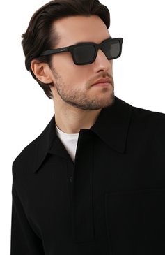 Мужские солнцезащитные очки PRADA черного цвета, арт. 06WS-1AB08G | Фото 2 (Кросс-КТ: С/з-мужское; Региональные ограничения белый список (Axapta Mercury): RU; Тип очков: С/з; Очки форма: Прямоугольные; Оптика Гендер: оптика-мужское)