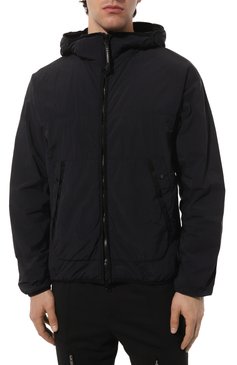 Мужская утепленная куртка C.P. COMPANY темно-синего цвета, арт. 14CM0W088A-006124G | Фото 3 (Кросс-КТ: Куртка; Рукава: Длинные; Материал внешний: Синтетический материал; Мужское Кросс-КТ: утепленные куртки; Материал сплава: Проставлено; Материал подклада: Синтетический материал; Драгоценные камни: Проставлено; Длина (верхняя одежда): Короткие; Стили: Кэжуэл)
