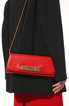 Женская сумка MOSCHINO красного цвета, арт. 2317 A7578/8024 | Фото 2 (Сумки-технические: Сумки через плечо; Размер: medium; Региональные ограничения белый список (Axapta Mercury): Не проставлено; Материал: Натуральная кожа; Материал сплава: Проставлено; Ремень/цепо�чка: На ремешке; Драгоценные камни: Проставлено)