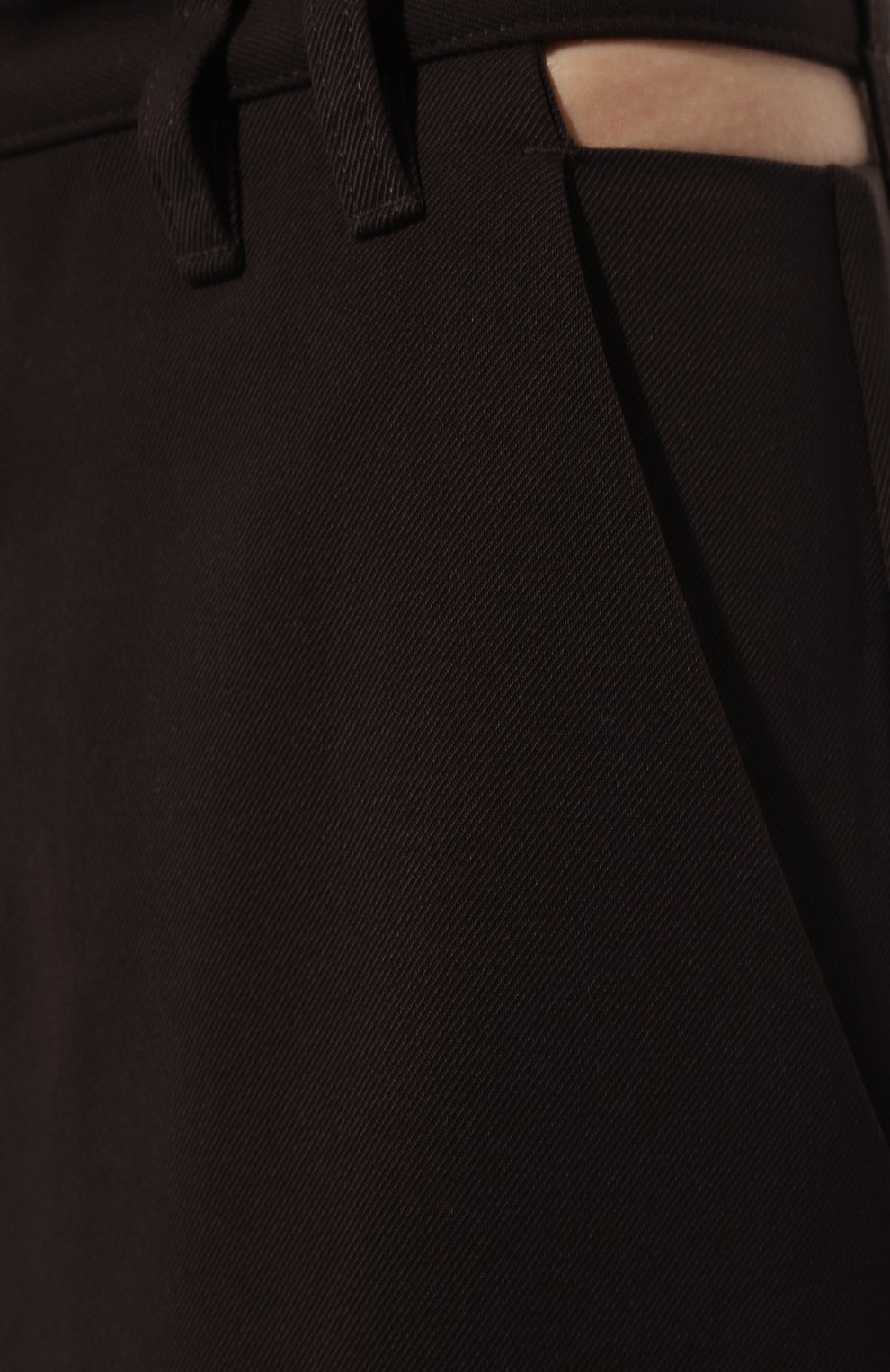 Женские брюки CLOSED коричневого цвета, арт. C91558-55K-22 | Фото 5 (Материал внешний: Шерсть, Синтетический материал; Женское Кросс-КТ: Брюки-одежда; Материал сплава: Проставлено; Силуэт Ж (брюки и джинсы): Расклешенные; Драгоценные камни: Проставлено; Длина (брюки, джинсы): Укороченные; Стили: Кэжуэл)