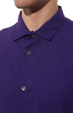 Мужская хлопковая рубашка GIORGIO ARMANI фиолетового цвета, арт. 3SGCCZ17/TZ272 | Фото 5 (Принт: Без принта, Однотонные; Воротник: Акула; Рукава: Короткие; �Случай: Повседневный; Длина (для топов): Стандартные; Материал сплава: Проставлено; Материал внешний: Хлопок; Драгоценные камни: Проставлено; Мужское Кросс-КТ: Рубашка-одежда; Стили: Кэжуэл)