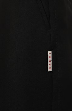 Женские шерстяные брюки MARNI черного цвета, арт. PAMA0317MU/TW839 | Фото 5 (Материал внешний: Шерсть; Длина (брюки, джинсы): Стандартные; Женское Кросс-КТ: Брюки-одежда; Силуэт Ж (брюки и джинсы): Прямые; Материал сплава: Проставлено; Драгоценные камни: Проставлено; Материал подклада: Вискоза; Стили: Кэжуэл)