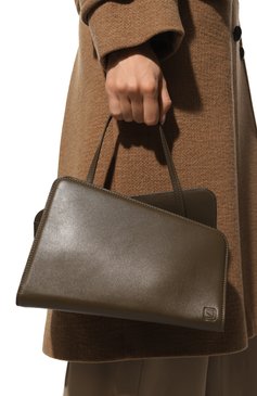 Женский сумка-тоут slant YUZEFI коричневого цвета, арт. YUZAW22-HB-SLC-36 | Фото 2 (Сумки-технические: Сумки-шопперы; Размер: medium; Материал: Натуральная кожа; Ремень/цепочка: На ремешке)