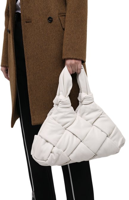 Женская сумка padded lock small BOTTEGA VENETA белого цвета, арт. 680163/V1F20 | Фото 2 (Материал: Натуральная кожа; Размер: small; Сумки-технические: Сумки top-handle)
