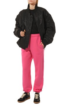 Женские хлопковые джоггеры KSUBI розового цвета, арт. WPS23PA006 | Фото 2 (Длина (брюки, джинсы): Стандартные; Силуэт Ж (брюки и джинсы): Джоггеры; Женское Кросс-КТ: Джоггеры - брюки; Материал внешний: Хлопок; Стили: Спорт-шик)