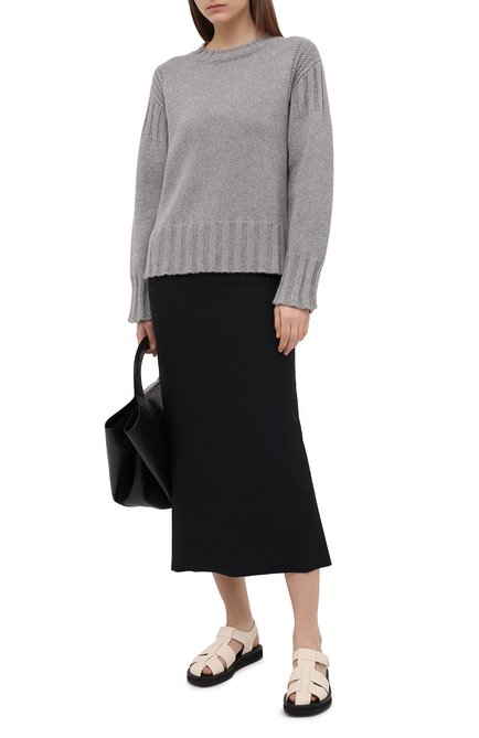 Женский кашемировый свитер JIL SANDER серого цвета, арт. JPPS759521-WSY10028 | Фото 2 (Длина (для топов): Стандартные; Материал внешний: Шерсть, Кашемир; Стили: Кэжуэл; Рукава: Длинные; Женское Кросс-КТ: Свитер-одежда; Региональные ограничения белый список (Axapta Mercury): RU)