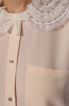 Женская шелковая блузка MIU MIU светло-бежевого цвета, арт. MK1646-HMR-F0D91 | Фото 5 (Материал внешний: Шелк; Рукава: Длинные; Принт: Без принта; Длина (для топов): Стандартные; Стили: Романтичный; Женское Кросс-КТ: Блуза-одежда)