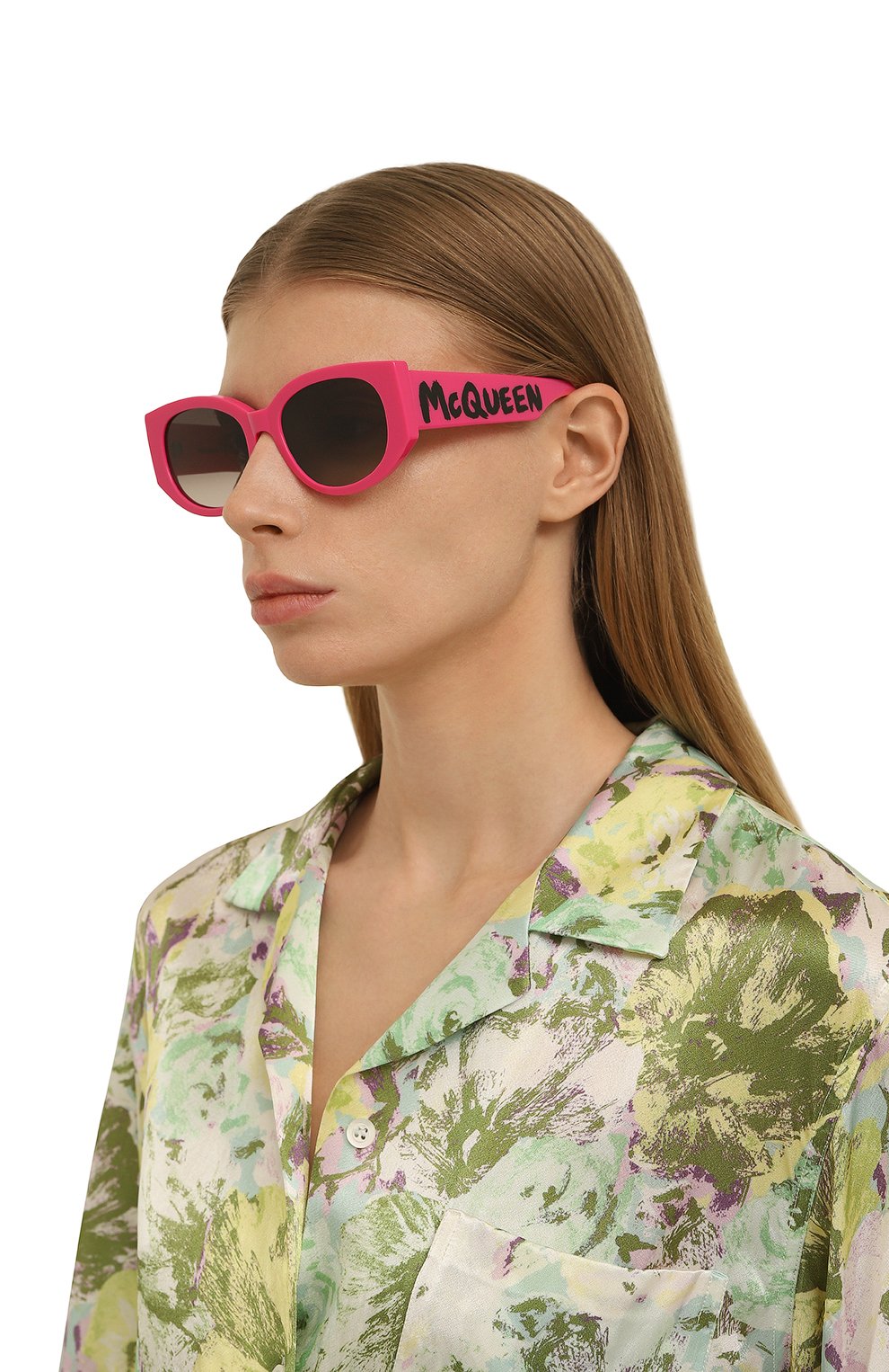Женские солнцезащитные очки ALEXANDER MCQUEEN розового цвета, арт. AM0330S 006 | Фото 2 (Региональные ограничения белый список (Axapta Mercury): Не проставлено; Нос: Не проставлено; Материал: Пластик; Тип очков: С/з; Оптика Гендер: оптика-женское; Очки форма: Овальные)