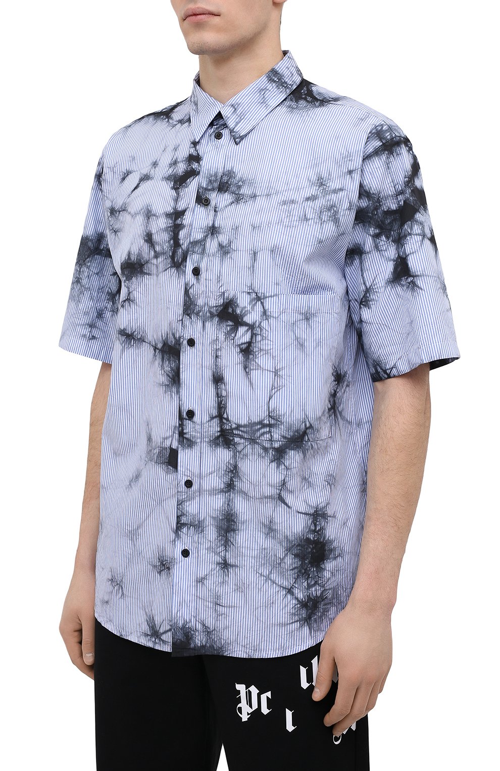 Мужская хлопковая рубашка MARCELO BURLON голубого цвета, арт. CMGA070R21FAB001 | Фото 3 (Воротник: Кент; Рукава: Короткие; Случай: Повседневный; Длина (для топов): Стандартные; Стили: Гранж; Принт: С принтом; Материал внешний: Хлопок)
