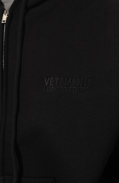 Мужского хлопковая толстовка VETEMENTS черного цвета, арт. UE63HD521B | Фото 8 (Стили: Спорт-шик; Женское Кросс-КТ: Толстовка-одежда, Кардиган-одежда)