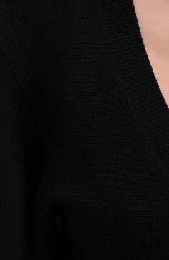 Женское шерстяное платье CHLOÉ черного цвета, арт. CHC20AMR52640 | Фото 5 (Материал внешний: Шерсть; Рукава: Короткие; Случай: Повседневный, Формальный; Длина Ж (юбки, платья, шорты): Миди; Женское Кросс-КТ: Платье-одежда)