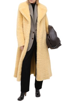 Женская шуба из овчины BOTTEGA VENETA желтого цвета, арт. 641923/VKV70 | Фото 3 (Женское Кросс-КТ: Мех; Рукава: Длинные; Материал внешний: Натуральный мех; Региональные ограничения белый список (Axapta Mercury): RU; Стили: Классический, Романтичный; Длина (верхняя одежда): Длинные)
