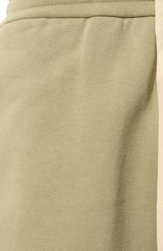 Мужские хлопковые шорты JIL SANDER светло-зеленого цвета, арт. J47MU0108/J20039 | Фото 5 (Длина Шорты М: До колена; Принт: Без принта; Случай: Повседневный; Материал сплава: Проставлено; Материал внешний: Хлопок; Драгоценные камни: Проставлено; Стили: Кэжуэл)