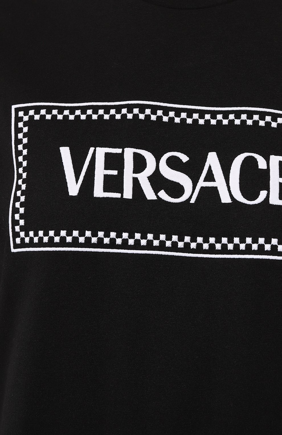 Женская хлопковая футболка VERSACE черного цвета, арт. 1011882/1A08573 | Фото 5 (Рукава: Короткие; Длина (для топов): Стандартные; Принт: С принтом; Материал сплава: Проставлено; Материал внешний: Хлопок; Стили: Спорт-шик; Женское Кросс-КТ: Футболка-одежда; Драгоценные камни: Проставлено)