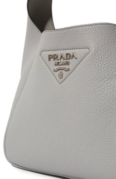 Женская сумка PRADA серого цвета, арт. 1BC127-2DKV-F010I-OOM | Фото 3 (Сумки-технические: Сумки top-handle; Размер: medium; Материал: Натуральная кожа)