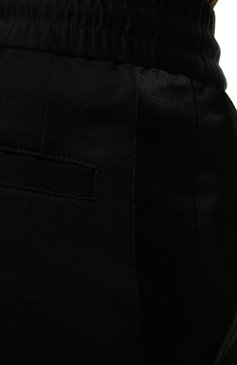 Мужские брюки изо льна и хлопка BURBERRY черного цвета, арт. 8041446 | Фото 5 (Длина (брюки, джинсы): Стандартные; Слу чай: Повседневный; Региональные ограничения белый список (Axapta Mercury): Не проставлено; Материал сплава: Проставлено; Материал внешний: Хлопок, Лен; Стили: Спорт-шик; Драгоценные камни: Проставлено)