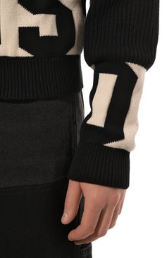 Мужской хлопковый свитер GCDS черного цвета, арт. SS23M380065 | Фото 5 (Рукава: Длинные; Длина (для топов): Стандартные; Принт: С принтом; Материал сплава: Проставлено; Материал внешний: Хлопок; Мужское Кросс-КТ: Свитер-одежда; Драгоценные камни: Проставлено)