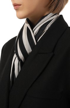 Женский шарф SAINT LAURENT черно-белого цвета, арт. 690817/3Y6681078 | Фото 2 (Материал: Текстиль; Материал сплава: Проставлено; Нос: Не проставлено)