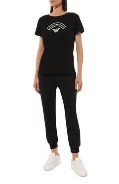 Женская хлопковая футболка EMPORIO ARMANI черного цвета, арт. 164340/3R255 | Фото 2 (Рукава: Короткие; Длина (для топов): Стандартные; Материал внешний: Хлопок; Женское Кросс-КТ: Футболка-белье, Домашние топы)