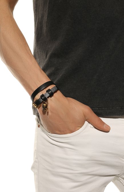 Мужской кожаный браслет ALEXANDER MCQUEEN черного цвета, арт. 554466/CQE0G | Фото 2 (Материал: Кожа, Натуральная кожа)