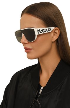 Женские солнцезащитные очки ALEXANDER MCQUEEN белого цвета, арт. AM0386S 003 | Фото 2 (Кросс-КТ: С/з-унисекс; Материал: Пластик; Тип очков: С/з; Очки форма: Маска; Оптика Гендер: оптика-унисекс)