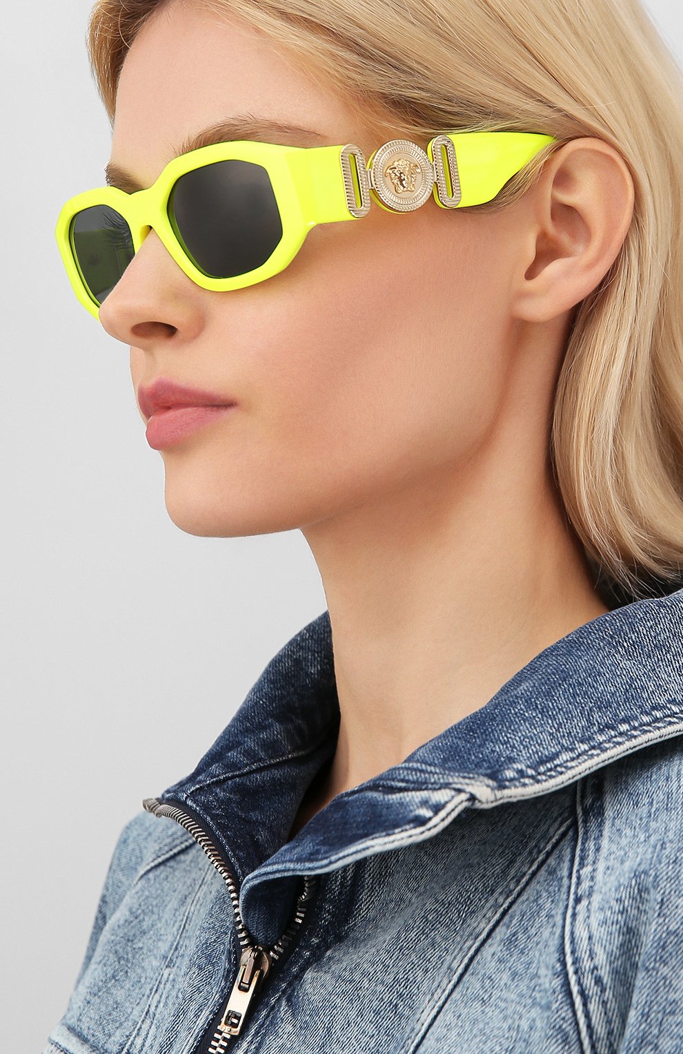 Женские солнцезащитные очки VERSACE желтого цвета, арт. 4361-532187 | Фото 2 (Кросс-КТ: С/з-унисекс; Региональные ограничения белый список (Axapta Mercury): RU; Тип очков: С/з; Оптика Гендер: оптика-унисекс; Очки форма: П рямоугольные)